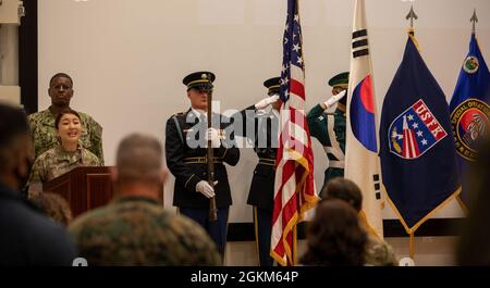 Le capitaine de l'armée de l'air américaine Yunji Jung chante les hymnes nationaux des États-Unis et de la République de Corée lors de la cérémonie de passation de commandement des opérations spéciales de la Corée, tenue à l'Auditorium Paik dans le complexe Vessey sur le camp Humphreys, en Corée du Sud, le 23 juin 2021. Pendant la cérémonie de l'armée américaine Brig. Le général Otto K. Liller a abandonné le commandement de la SOCKOR au général de la Force aérienne des États-Unis Michael E. Martin lors d'une cérémonie de changement de commandement le Commandement des Nations Unies, le Commandement des forces combinées et le Commandant des forces américaines en Corée le général de l'armée américaine Robert B. Abrams a présidé l'événement. Martin est le 18e commandant de SOCKOR Banque D'Images