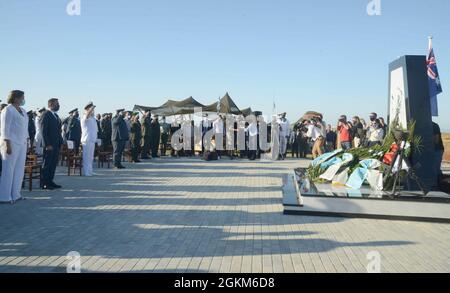 210523-N-AZ966-0426 ACTIVITÉ DE SOUTIEN NAVAL DANS LA BAIE DE SOUDA (23 mai 2021) – les dirigeants militaires saluent lors d'une cérémonie de commémoration de la bataille de Crète tenue au Mémorial de la bataille de Crète à l'aéroport de Malame, le 23 mai 2021. Cette année a marqué le 80e anniversaire de la bataille de Crète, qui a commencé la matinée du 20 mai 1941, lorsque l'Allemagne nazie a lancé une invasion aérienne de la Crète sous le nom de code Unternehmen Merker (opération Mercury). NSA Souda Bay est une base opérationnelle à terre qui permet aux forces américaines, alliées et partenaires d'être là où elles sont nécessaires pour assurer leur sécurité Banque D'Images