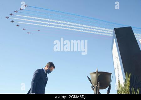 210523-N-AZ966-0426 ACTIVITÉ DE SOUTIEN NAVAL SOUDA BAY, (23 mai 2021) – le maire de Chania Panayiotis Simandirakis rend hommage lors d'une cérémonie de commémoration de la bataille de Crète tenue au Mémorial de la bataille de Crète à l'aéroport de Malame, le 23 mai 2021. Cette année a marqué le 80e anniversaire de la bataille de Crète, qui a commencé le matin du 20 mai 1941, lorsque l'Allemagne nazie a lancé une invasion aérienne de Crète sous le nom de code Unternehmen Merker (opération Merker). NSA Souda Bay est une base opérationnelle à terre qui permet aux forces américaines, alliées et partenaires d'être là où elles sont nécessaires quand elles le sont Banque D'Images