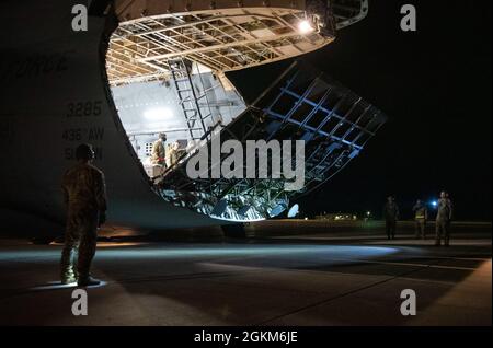 Les spécialistes du transport aérien affectés au 621e Escadron d'intervention en cas d'urgence se préparent à charger une galaxie C-5 le 23 mai 2021, pendant l'exercice Mobility Guardian 2021 à la base de la Garde nationale aérienne Volk Field, Wisconsin. Les aviateurs aériens de port travaillent en étroite collaboration avec les charmeurs d'aéronefs pour positionner soigneusement la cargaison à l'intérieur de l'avion, en la chargeant sur des avions à l'aide de chariots élévateurs industriels ou de chariots à plateau spéciaux appelés chargeurs K. Banque D'Images