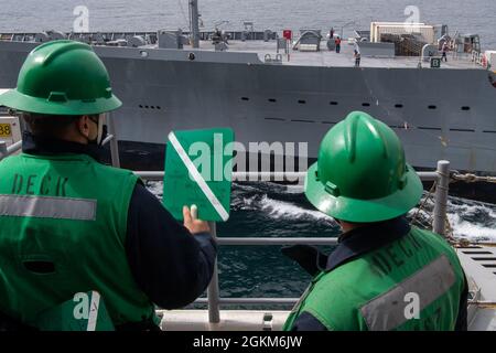 OCÉAN PACIFIQUE (23 mai 2021) le Matelot de 1re classe Alexis Mata, d’Oklahoma City, en Oklahoma, à droite, et le Matelot de 1re classe Connor Moyer, de Telford, en Pennsylvanie, signalent au manisseur de flotte USNS Henry J. Kaiser (T-AO 187) lors d’un ravitaillement en mer (RAS) à bord d’un navire d’assaut amphibie USS Essex (LHD 2), mai 23. Essex est en cours dans le cadre du Essex Amphiobie Ready Group (ARG), qui mène une formation intégrée avec la 11e unité expéditionnaire maritime (MEU) au large de la côte sud de la Californie. Banque D'Images