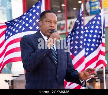Westminster, Californie, États-Unis. 04e septembre 2021. LARRY ELDER, le principal challenger républicain lors de l'élection de rappel du gouverneur de Californie, Gavin Newsom, présente son argument pour « Yes on Recall » dans le parking de l'Asian Garden Mall. (Credit image: © Brian Cahn/ZUMA Press Wire) Banque D'Images