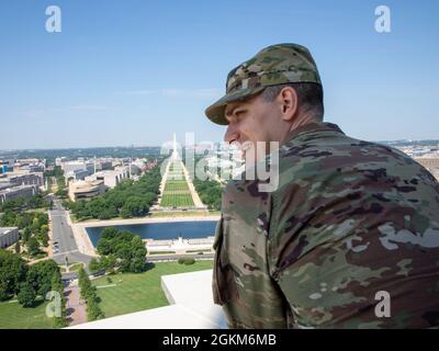 Le capitaine de l'armée américaine Kyle D. Sullivan, de la Garde nationale de l'armée du district de Columbia, regarde la ville depuis le sommet du Capitole des États-Unis le dernier jour des opérations de la Garde nationale à l'appui du département de police du Capitole des États-Unis, le 23 mai 2021. À la demande des organismes fédéraux chargés de l'application de la loi, la Garde nationale a fourni des services de sécurité, de communications, d'évacuation médicale, de logistique et de sécurité aux organismes d'État, de district et fédéraux. Banque D'Images