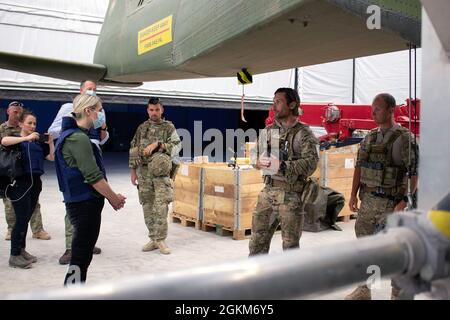 Trine Bramsen, ministre danoise de la Défense, visite un détachement d'hélicoptère de la Royal Danish Air Force à la base aérienne d'Al Asad, en Iraq, le 23 mai 2021. Le détachement d'hélicoptère s'est récemment déplacé à Al Asad pour soutenir la mission de l'OTAN en Irak. Banque D'Images