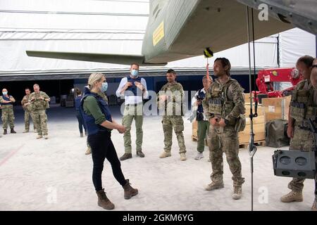 Trine Bramsen, ministre danoise de la Défense, visite un détachement d'hélicoptère de la Royal Danish Air Force à la base aérienne d'Al Asad, en Iraq, le 23 mai 2021. Le détachement d'hélicoptère s'est récemment déplacé à Al Asad pour soutenir la mission de l'OTAN en Irak. Banque D'Images