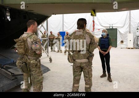 Trine Bramsen, ministre danoise de la Défense, visite un détachement d'hélicoptère de la Royal Danish Air Force à la base aérienne d'Al Asad, en Iraq, le 23 mai 2021. Le détachement d'hélicoptère s'est récemment déplacé à Al Asad pour soutenir la mission de l'OTAN en Irak. Banque D'Images