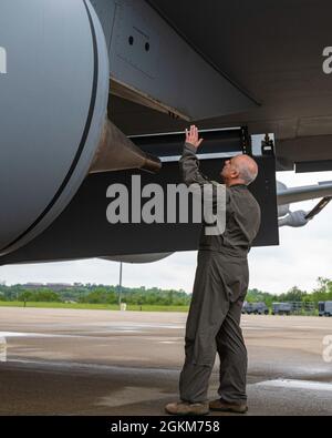 Pennsylvania Air National Guardsman, le lieutenant-colonel Scott Rushe, affecté à la 171e Escadre de ravitaillement en vol, effectue une inspection avant vol d'un avion KC-135 « Stratotanker » le 24 mai 2021, à Coraopolis, en Pennsylvanie. Banque D'Images