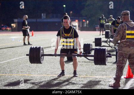 Sergent d'état-major Tyler A. Billings, meilleur guerrier/Sergent d'exercices de l'année, exécute la partie de l'épreuve de force de combat de l'Armée lundi matin au stade Williams, fort Lee. Le gagnant du concours de la SCCOM sera annoncé lors d'une cérémonie de remise des prix jeudi matin. Banque D'Images