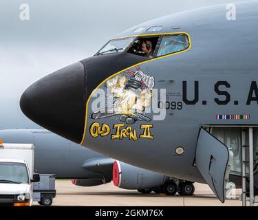 Pennsylvania Air National Guardsman, le lieutenant-colonel Scott Rushe, affecté à la 171e Escadre de ravitaillement en vol, se prépare pour le décollage le 24 mai 2021, à Coraopolis, en Pennsylvanie. Banque D'Images