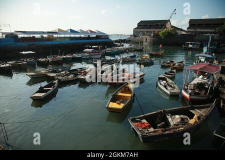 salvador, bahia, brésil - 14 septembre 2021 : les bateaux de pêcheurs artisanaux sont amarrés dans un port à côté de la foire de Sao Joaquim dans la ville de Salvad Banque D'Images