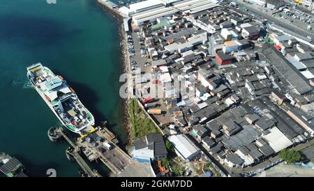 salvador, bahia, brésil - 14 septembre 2021 : le ferry est vu amarré au terminal de Sao Joaquim dans la ville de Salvador. Banque D'Images