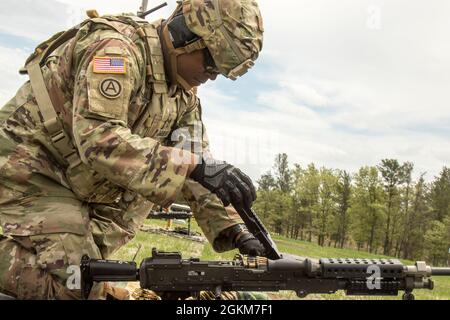 Sgt. John Aguilar, un sergent de foreuse de la Réserve de l'armée des États-Unis de la 98e Division d'entraînement, place une ceinture de 7,62 mm de munitions OTAN dans une mitrailleuse universelle M240L lors de l'épreuve de qualification de mitrailleuse multiple lors de la compétition meilleur guerrier/meilleur Squad de la Réserve de l'armée des États-Unis de 2021 à fort McCoy, Wisconsin. Mai 24. Environ 80 soldats de tout le pays se sont rendus à fort McCoy pour participer à l'événement annuel récurrent qui a lieu du 19 au 28 mai. Il rassemble les meilleurs soldats et escadrons de toute la Réserve de l'armée américaine pour gagner le titre de « meilleur guerrier » et de « meilleur Squad » AMO Banque D'Images