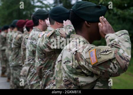 Des bérets verts et des soldats affectés au 3e Groupe des forces spéciales (aéroporté) saluent les soldats tombés lors de la 3e cérémonie de la marche commémorative du SFG (A) à fort Bragg, NC, le 25 mai 2021. Des membres de la famille, des amis et des collègues soldats de la star de l'or se sont réunis aujourd'hui en souvenir de soldats qui sont morts alors qu'ils ont déployé et honoré leur mémoire en plaçant une seule rose sur leur pierre commémorative. Banque D'Images