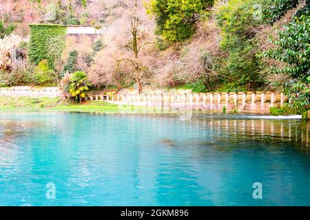 Lac de montagne bleu à New Athos, Abkhazie Banque D'Images