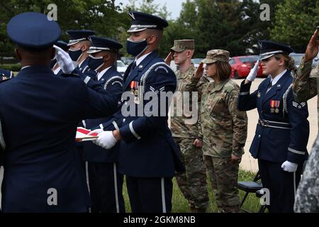 Le sergent-chef-maître de la Force aérienne Joanne S. Bass assiste à une présentation de la Garde d'honneur tenue par les pallbearers de la Garde d'honneur de la Force aérienne américaine à la base conjointe Anacostia Bolling, le 25 mai 2021. Le chef Bass a reçu des tournées, des démonstrations d'équipe et des représentations de la US Air Force Band, de la US Air Force Honor Guard et de l'Air Force Arlington National Cemetery Aumônerie soulignant les capacités, la puissance et la précision. Banque D'Images