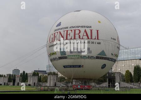 Le ballon de Ballon Generali est un ballon à hélium captif, utilisé comme attraction touristique et comme outil de sensibilisation à la qualité de l'air. Installé à Paris depuis 1999 dans le Parc André-Citroën,. Paris, France, 14 septembre 2021. Photo de Daniel Derajinski/ABACAPRESS.COM Banque D'Images