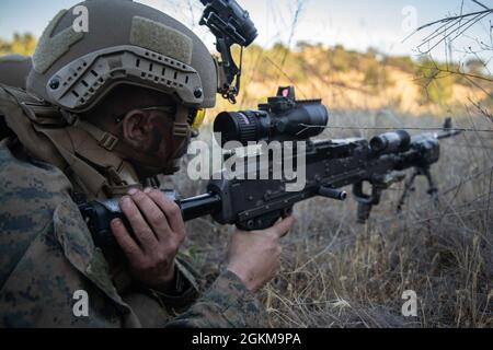 Une marine américaine avec Alpha Company, Battalion Landing Team 1/1, 11e unité expéditionnaire maritime, poste la sécurité lors d'un exercice d'assaut amphibie au camp de base du corps des Marines Pendleton, Californie, le 24 mai 2021. Les Marines et les marins du 11ème MEU et du Essex Amphiobie Ready Group mènent une formation intégrée sur et au large de la côte sud de la Californie. Banque D'Images