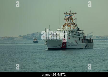 210525-A-IY623-0045 GOLFE DE BAHREÏN (25 mai 2021) – le Cutter à réaction rapide de la Garde côtière américaine Robert Goldman (WPC 1142) transite le golfe de Bahreïn, en route vers son nouveau homeport à l'activité de soutien naval de Bahreïn, mai 25. Robert Goldman et USCGC Charles Molthrope (WPC 1141) sont les derniers ajouts aux forces de patrouille de l'Asie du Sud-Ouest (PATFORSWA), qui se composent de six 110&#39; Les coupeurs, l'équipe d'engagement maritime, le personnel de soutien au bord de la mer, et est la plus grande unité de la Garde côtière hors des États-Unis, en 39, jouant un rôle clé dans le soutien de la coopération en matière de sécurité de la Marine, de la sécurité maritime et de m Banque D'Images