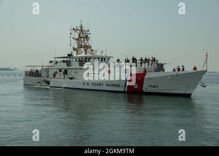 210525-A-IY623-0039 GOLFE DE BAHREÏN (le 25 mai 2021) – la Garde côtière américaine Cutter à réaction rapide USCGC Charles Molthrope (WPC 1141) transite le golfe de Bahreïn, en route vers son nouveau homeport à l'activité de soutien naval de Bahreïn, mai 25. Charles Molthrope et USCGC Robert Goldman (WPC 1142) sont les derniers ajouts aux forces de patrouille de l'Asie du Sud-Ouest (PATFORSWA), qui se composent de six 110&#39; Les coupeurs, l'équipe d'engagement maritime, le personnel de soutien au bord de la côte, et est la plus grande unité de la Garde côtière hors des États-Unis, en 39, jouant un rôle clé dans le soutien de la coopération en matière de sécurité de la Marine, le secur maritime Banque D'Images