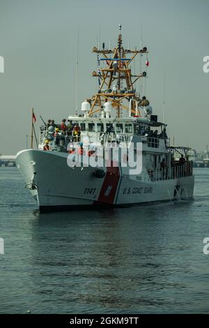 210525-A-IY623-0020 GOLFE DE BAHREÏN (le 25 mai 2021) – la Garde côtière américaine Cutter à réaction rapide USCGC Charles Molthrope (WPC 1141) transite le golfe de Bahreïn, en route vers son nouveau homeport à l'activité de soutien naval de Bahreïn, mai 25. Charles Molthrope et USCGC Robert Goldman (WPC 1142) sont les derniers ajouts aux forces de patrouille de l'Asie du Sud-Ouest (PATFORSWA), qui se composent de six 110&#39; Les coupeurs, l'équipe d'engagement maritime, le personnel de soutien au bord de la côte, et est la plus grande unité de la Garde côtière hors des États-Unis, en 39, jouant un rôle clé dans le soutien de la coopération en matière de sécurité de la Marine, le secur maritime Banque D'Images