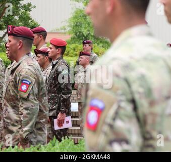 Des parachutistes de l'armée américaine affectés à la 82e division aéroportée ainsi que des invités distingués et honorés assistent à la cérémonie d'honneur de tous les Américains à fort Bragg, en Caroline du Nord, le 25 mai 2021. La cérémonie a eu lieu pour faire ses adieux au colonel Lawrence G. Ferguson de l'armée américaine, commandant adjoint sortant des opérations, 82e Division aéroportée, et pour souhaiter la bienvenue au colonel Shane P. Morgan de l'armée américaine, commandant adjoint entrant pour le soutien, 82e Division aéroportée. Banque D'Images