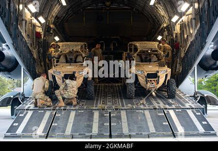 Des spécialistes du transport aérien affectés au 437e Escadron de maintenance chargent des combattants tactiques du MRZR sur un C-17 Globemaster pendant l'exercice Mobility Guardian au Centre d'entraînement au combat d'Alpena, Michigan, le 25 mai 2021. Mobility Guardian inclut la première formation à grande échelle du Commandement de la mobilité aérienne sur l’emploi d’Agile combat et l’emploi d’aviateurs multicompétents. Banque D'Images