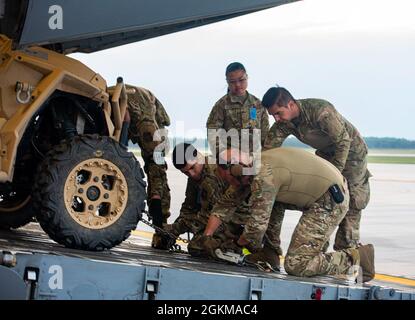 Des spécialistes du transport aérien affectés au 437e Escadron de maintenance chargent des combattants tactiques du MRZR sur un C-17 Globemaster pendant l'exercice Mobility Guardian au Centre d'entraînement au combat d'Alpena, Michigan, le 25 mai 2021. Mobility Guardian inclut la première formation à grande échelle du Commandement de la mobilité aérienne sur l’emploi d’Agile combat et l’emploi d’aviateurs multicompétents. Banque D'Images