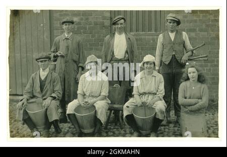 Carte postale originale de l'ère de la première Guerre mondiale de groupe de mains de ferme et de femmes laitières, probablement des filles de terre, fille d'agriculteur, avec des seaux à lait, vers 1917,ROYAUME-UNI Banque D'Images