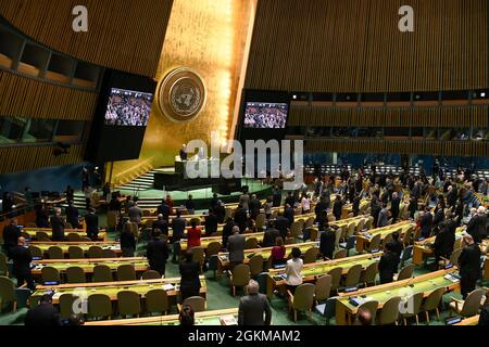 (210915) -- NATIONS UNIES, 15 septembre 2021 (Xinhua) -- Un moment de silence se tient au cours de la 105e et de la séance de clôture de la 75e session de l'Assemblée générale des Nations Unies (AGNU) au siège de l'ONU à New York, le 14 septembre 2021. L'AGNU a ouvert mardi sa 76e session. (Evan Schneider/un photo/document via Xinhua) Banque D'Images