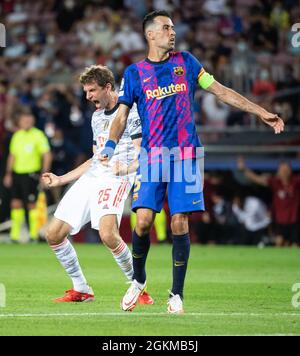 Barcelone, Espagne. 14 septembre 2021. Football : Ligue des Champions, FC Barcelone - Bayern Munich, Groupe E, Journée 1, Camp Nou. Thomas Müller (l) de Munich célèbre son objectif de faire 0:1. Sergio Busquets de Barcelone est sur la droite. Credit: Sven Hoppe/dpa/Alay Live News Banque D'Images