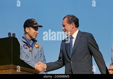 (18 avril 1970) --- le président Richard M. Nixon et l'astronaute James A. Lovell Jr., commandant d'Apollo 13, se bousculer lors de cérémonies spéciales à la base aérienne de Hickam, à Hawaï. Le président Nixon était à Hawaï pour présenter à l'équipage de l'Apollo 13 la Médaille présidentielle de la liberté, le plus haut honneur civil du pays. Les épouses des astronautes Lovell et Fred W. Haise Jr., pilote de module lunaire, et les parents de l'astronaute John L. Swigert Jr, pilote de module de commandement, ont voyagé avec le chef de l'exécutif à la base aérienne de Hickam. Le splashdown Apollo 13 s'est produit à 12 h 07 44 (HNC), le 17 avril 1970, un jour et demi Banque D'Images