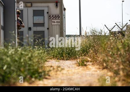 Sergent d'état-major Benjamin Matthews, instructeur de formation du 39e Escadron des Forces de sécurité, pairs à un coin de rue lors d’un exercice d’entraînement à la base aérienne d’Incirlik, en Turquie, le 25 mai 2021. Des aviateurs de plusieurs domaines de carrière ont participé à la formation ACE pour acquérir des compétences en matière de sécurité, de communication, de traitement des accidents et d'opérations météorologiques si ces zones nécessitent des effectifs supplémentaires dans des situations de déploiement ou d'urgence. Banque D'Images