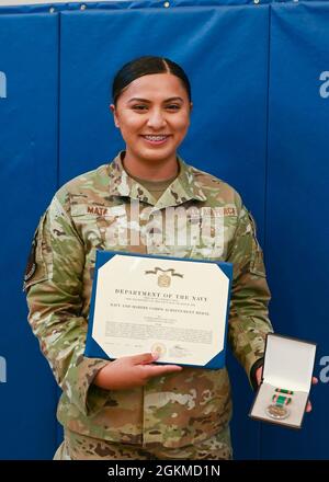 Ancien Airman Karla Alejandra Mata, 776e Escadron de base aérienne expéditionnaire Airman a reçu la médaille de la Marine et du corps maritime pour ses efforts remarquables lors de son déploiement à l'aérodrome de Chabelley, à Djibouti le 25 mai 2021, au Camp Lemonnier, à Djibouti. Mata s'est portée volontaire pour aider à la cuisine du Camp Lemonnier lors d'une pénurie de travailleurs, où elle a travaillé 12 heures de travail pendant environ deux semaines pour s'assurer que les membres du service étaient correctement nourris, maintenant l'état de préparation de la mission. Banque D'Images