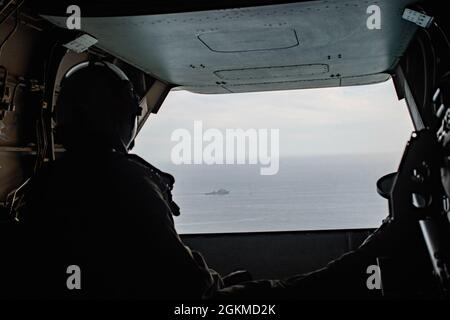 OCÉAN PACIFIQUE (25 mai 2021) Un corps maritime américain MV-22B Osprey avec le corps marin de Tiltrotor Squadron (VMM) 165 (renforcé), 11e unité expéditionnaire maritime (MEU), survole le navire d'atterrissage en quai amphibie USS Pearl Harbor (LSD 52) dans l'océan Pacifique dans le cadre d'un exercice d'assaut amphibie, mai 25. Des Marines et des marins du 11e MEU et du groupe de prêt amphibie d'Essex (ARG) sont en cours de formation intégrée au large des côtes du sud de la Californie. Banque D'Images