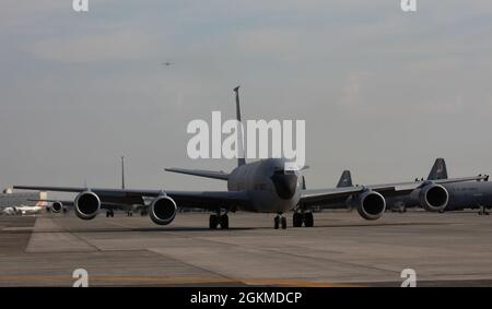 Un KC-135 Stratotanker affecté au 909e Escadron de ravitaillement en vol, base aérienne de Kadena (Japon), descend une ligne de ravitaillement à la base aérienne de Yokota (Japon), le 26 mai 2021, escortant A-10 Thunderbolt II affecté au 25e Escadron de chasseurs, base aérienne d'Osan (République de Corée), au drapeau rouge-Alaska 21-2. Des aviateurs et des aéronefs de la 909e ARS ont escorté les actifs de la US Air Force du Japon à l'Alaska devant le drapeau rouge Alaska 21-2, qui devrait se poursuivre du 10 au 25 juin. Banque D'Images