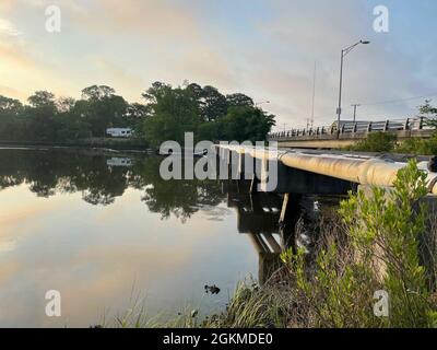 La Garde côtière et les organismes partenaires continuent de réagir à un déversement d'hydrocarbures d'une quantité inconnue à Steamboat Creek, Norfolk, le 26 mai 2021. Les équipes d'intervention en cas de déversement d'hydrocarbures ont déployé un kilomètre de rampe dans la zone touchée et ont recueilli environ 60 gallons de déchets huileux depuis le début de l'intervention. Banque D'Images