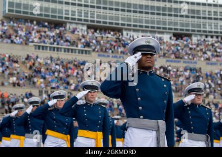 U.S. Air Force Academy -- les cadets saluent pour l'hymne national joué pendant la cérémonie de remise des diplômes de la classe 2021 à l'Air Force Academy à Colorado Springs, Colorado, le 26 mai 2021. Mille dix-neuf cadets ont franchi la scène pour devenir les deux plus récents lieutenants de la Force aérienne et de la Force spatiale. Banque D'Images