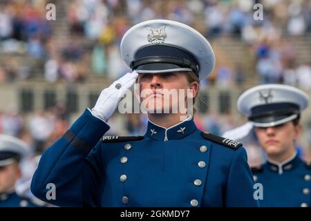 U.S. Air Force Academy -- les cadets saluent pour l'hymne national joué pendant la cérémonie de remise des diplômes de la classe 2021 à l'Air Force Academy à Colorado Springs, Colorado, le 26 mai 2021. Mille dix-neuf cadets ont franchi la scène pour devenir les deux plus récents lieutenants de la Force aérienne et de la Force spatiale. Banque D'Images