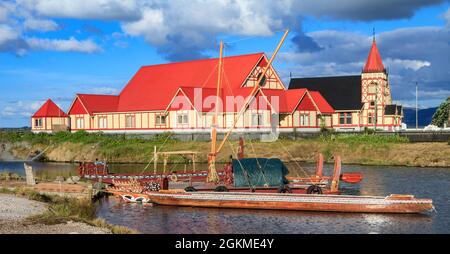 Waka maori (canoës) et l'église anglicane historique de Saint Faith, Rotorua (Nouvelle-Zélande) Banque D'Images