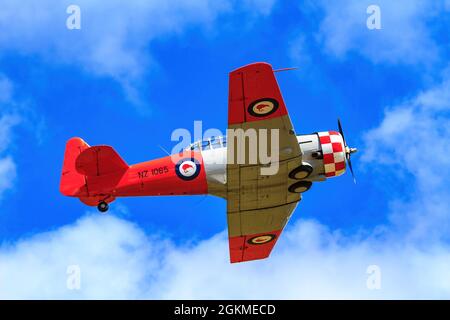 Un avion d'entraînement de l'époque de la Seconde Guerre mondiale, un Harvard III de l'aviation nord-américaine (alias T-6 Texan) avec des marquages de la New Zealand Air Force Banque D'Images