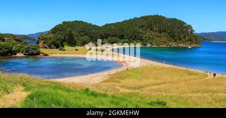 Vue panoramique sur la magnifique île de Motuarohia (Roberton) dans la baie des îles, Nouvelle-Zélande Banque D'Images