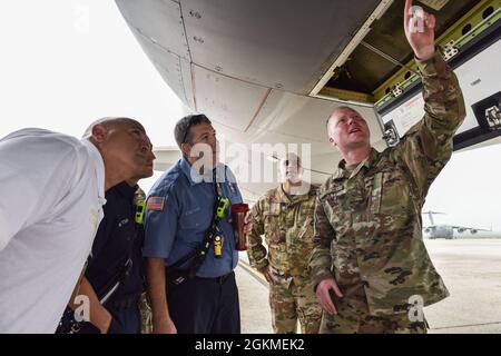 Un chef d'équipage du KC-46 Pegasus donne aux pompiers du 87e Escadron de génie civil un aperçu approfondi de la queue lors de l'entraînement de familiarisation à la base commune McGuire-dix-Lakehurst, N.J., le 26 mai 2021. Le 87e service d'incendie de la SCÉ a pu localiser les principales différences entre l'appareil et le KC-10 Extender, ce qui les aide à mieux se préparer en cas d'urgence future. Banque D'Images