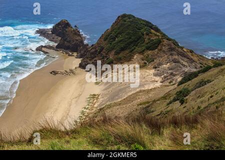 Le cap Reinga, Nouvelle-Zélande, s'appelle te Rerenga Wairua en Maori, à l'extrême nord de la Nouvelle-Zélande. La pointe de la pointe jennant dans la mer Banque D'Images