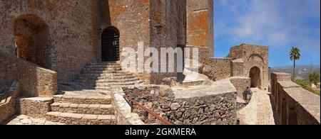 L'entrée fortifiée de Castellar de la Frontera, un village de la province de Cadix, Andalousie, Espagne dans une forteresse mauresque-chrétienne bien préservée. Banque D'Images