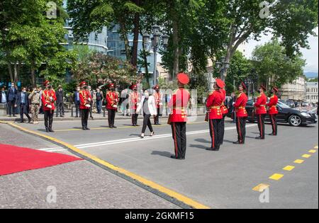 Salome Zourabichvili, président de la Géorgie, entre officiellement dans la cérémonie de la célébration de la Journée de l'indépendance de la Géorgie sur la place de la liberté à Tbilissi, en Géorgie, le 26 mai 2021. En ce jour, la Géorgie célèbre l'adoption de l'Acte d'indépendance, qui a créé la République démocratique de Géorgie en 1918. C'est aussi la 30e année du pays en tant que nation libre et indépendante depuis sa séparation de l'ancienne Union soviétique. Les Marines et les soldats américains ont été les seuls soldats étrangers invités à participer avec les troupes des Forces de défense géorgiennes pendant la célébration. Le Banque D'Images