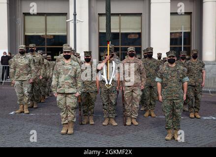 Les Marines et les soldats américains sont à l'attention lors d'une répétition de la cérémonie du jour de l'indépendance de la Géorgie sur la place de la liberté à Tbilissi, en Géorgie, le 26 mai 2021. En ce jour, la Géorgie célèbre l'adoption de l'Acte d'indépendance, qui a créé la République démocratique de Géorgie en 1918. C'est aussi la 30e année du pays en tant que nation libre et indépendante depuis sa séparation de l'ancienne Union soviétique. Marines de la 13e rotation du Programme de déploiement de la Géorgie - Mission de soutien de Resolute, équipe d'entraînement de la Géorgie, et soldats du 2e Bataillon, 5e Régiment du Calvaire, 1er Cal Banque D'Images