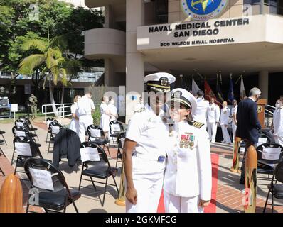 Le Capt Kimberly Davis (à droite), commandant du commandement de préparation et d'entraînement en médecine de la Marine, et le Capt Lynelle Boamah (à gauche), commandant de l'hôpital naval Twentynine Palms, posent pour une photo après la cérémonie de passation de commandement de Davis, le 26 mai. Davis a pris la barre du capitaine Devin Morrison pendant l'événement, qui a eu lieu au Naval Medical Center de San Diego. Forces médicales navales Commandant du Pacifique SMA arrière. Tim Weber était le président. Banque D'Images