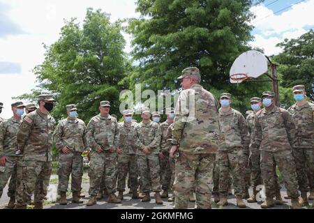GARY, Indiana -- Indiana Adjutant général, Brig. Le général Dale Lyles donne un message aux soldats déployés à l'appui de la réponse de vaccination fédérale au centre de vaccination communautaire de l'école secondaire Roosevelt. Banque D'Images