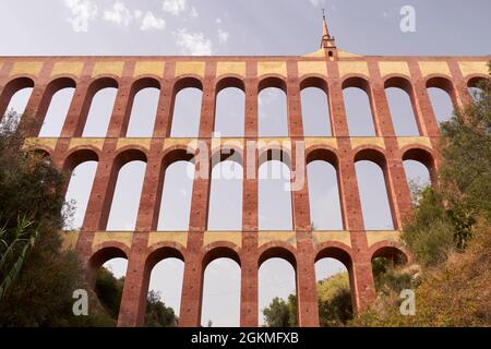 L'aqueduc d'Aguila a été désutilisé dans la ville de Nerja, Costa del sol. Malaga, Espagne Banque D'Images