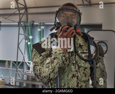 YOKOSUKA, Japon (26 mai 2021) - le spécialiste des services de détail de 3e classe James Boost, de Baltimore, affecté au navire amiral de la 7e flotte américaine USS Blue Ridge (LCC 19) apprend la technique appropriée de donner un appareil respiratoire autonome (SCBA) pendant la formation de contrôle des dommages à bord du commandant, activités de la flotte Yokosuka le 26 mai 2021. Blue Ridge est le plus ancien navire opérationnel de la Marine et, en tant que 7e navire de commandement de la flotte, travaille activement à favoriser les relations avec les alliés et les partenaires de la région Indo-Pacifique. Banque D'Images